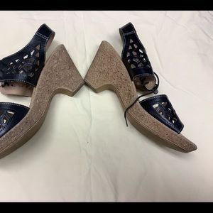 NIB Women’s Spring Step 9.5M black healed / wedge